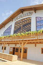 die mittleren Fenster im Löwenbräu Festzelt vedunkeln sichbei starker Sonneneinstrahlung (©Foto. Marikka-Laila Maisel)